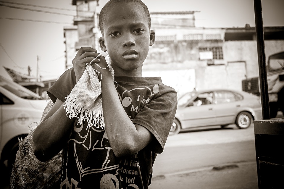 Un enfant des rues en Afrique CC: Pixabay